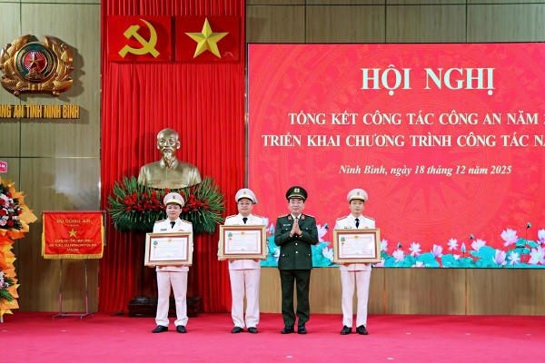 Thừa ủy quyền, Thứ trưởng Bộ Công an Trần Quốc Tỏ trao Huân chương Bảo vệ Tổ quốc hạng Ba cho các cá nhân.