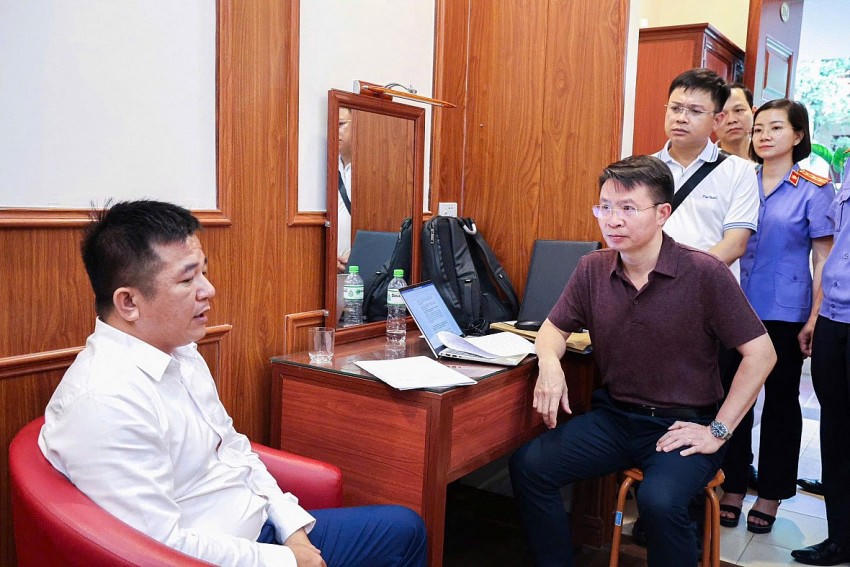 Giám đốc Công an tỉnh Nguyễn Minh Tuấn (áo màu) trực tiếp lấy lời khai đối tượng (áo trắng) cầm đầu Nguyễn Chánh Đáng