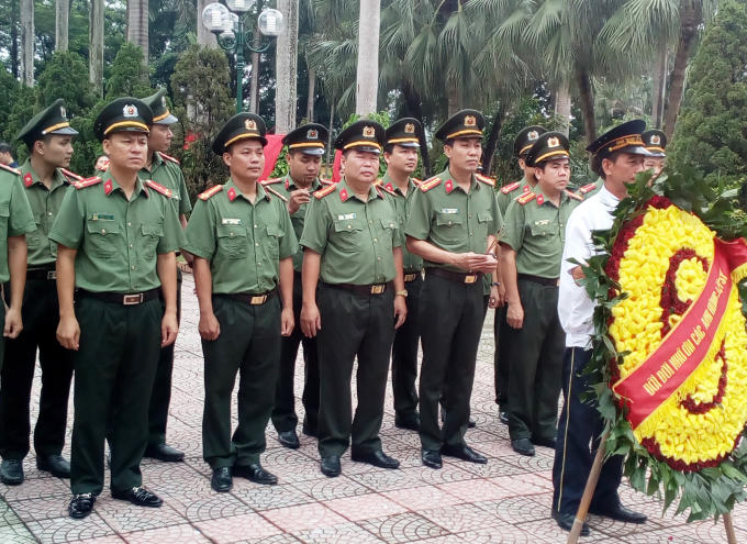 Chúng tôi, những thế hệ sau luôn dành tình cảm đặc biệt tới những liệt sỹ, thương binh, bệnh binh đã hi sinh, mất một phần thân thể cho cuộc đấu tranh giải phóng dân tộc.