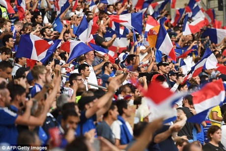 Cổ động viên ĐT Pháp với lực lượng hùng hậu trên khán đài.