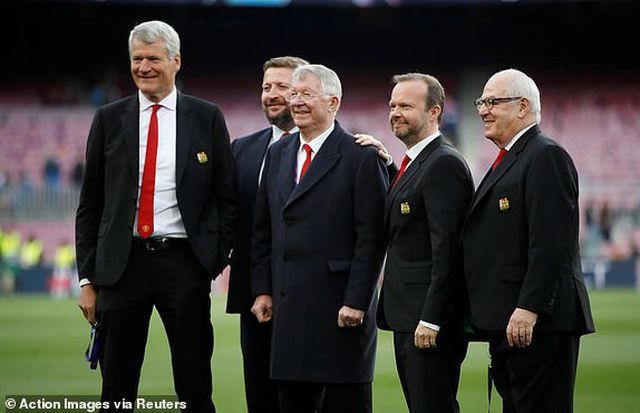 Sir Alex Ferguson và các huyền thoại Man Utd đã có mặt ở sân Nou Camp