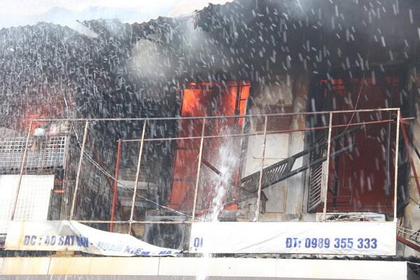 CHÙM ẢNH: “Bà hoả” thiêu rụi ngôi nhà số 40 Bát Đàn