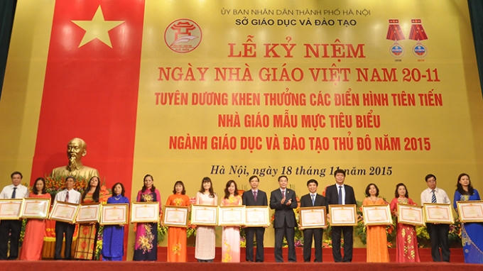Phó Chủ tịch UBND TP Hà Nội Lê Hồng Sơn trao Bằng khen của Thủ tướng Chính phủ cho các đơn vị cá nhân tiêu biểu. Ảnh: Đức Hiệp