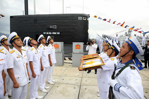 Nghi lễ nhận quốc kỳ và cờ hải quân cho kíp tàu thủy thủ tàu ngầm 187 Bà Rịa - Vũng Tà