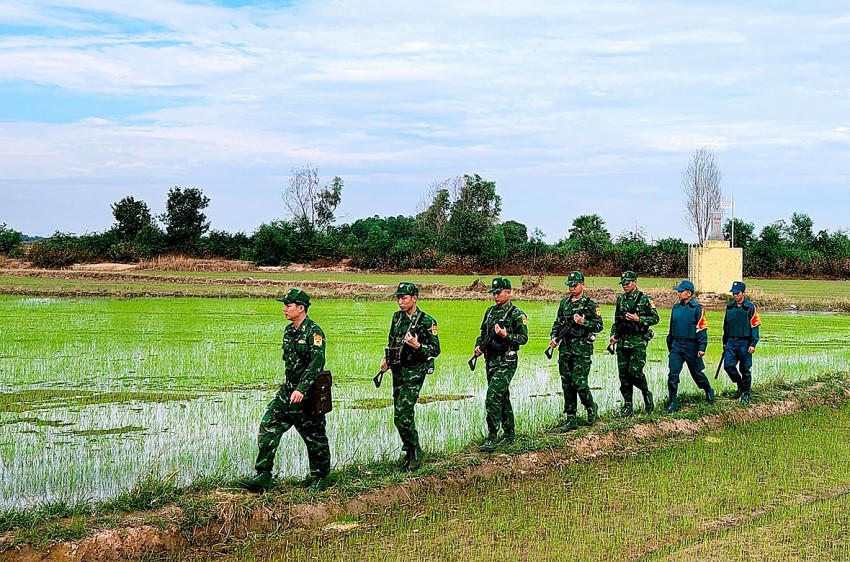 Ngày đêm thực hiện nhiệm vụ với quyết tâm cao nhất. Ảnh: Luận Quân
