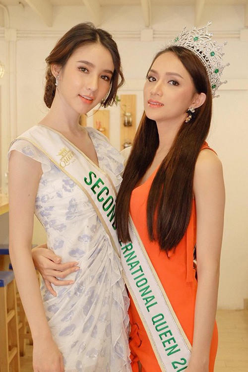 Hoa hậu Hương Giang tiếp tục chuỗi ngày hoạt động ở Thái Lan. Người đẹp khoe ảnh đọ sắc cùng Á hậu người Thái trong chuyến công tác này.
