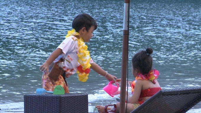 Hoàng tử vui chơi cùng công chúa của đời mình.