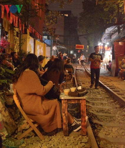 Những hình ảnh khách ngồi sát đường ray ăn uống, chụp ảnh... không phải là điều xa lạ tại các quán cà phê này. Nó cũng cho người xem cảm giác mất an toàn.