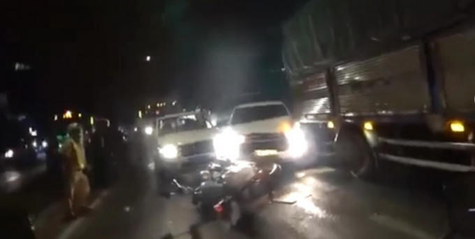 Ô tô tông ngã xe cảnh sát để tháo chạy.