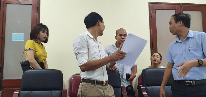 Người đàn ông đầu chọc cùng 2 người phụ nữ áo vàng và áo trắng ở hàng phía sau tự xưng là đại diện phía Công ty TNHH tập đoàn dinh dưỡng sữa quốc tế New Zealand Việt Nam.