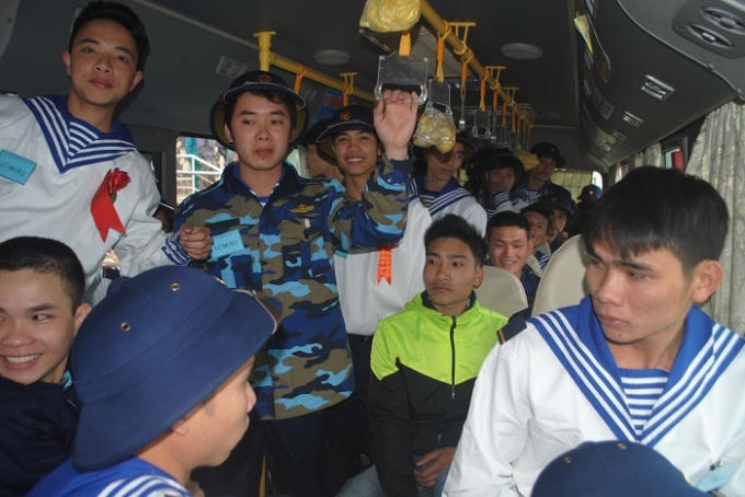 Chuyến xe chở các chiến sỹ trước giờ lăn bánh. (Ảnh Duy Ngợi).