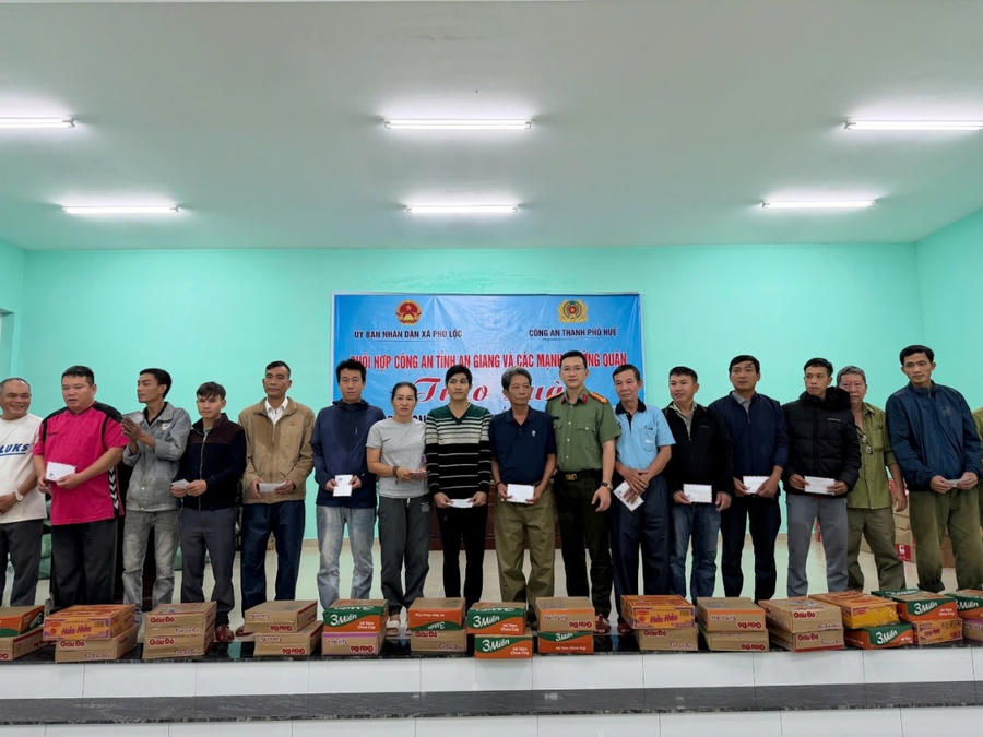 Ban Thanh niên Công an tỉnh An Giang phối hợp cùng các nhà hảo tâm đã trực tiếp đến thành phố Huế.