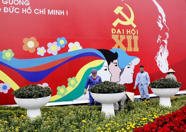 Hoa trang trí trước Trung tâm Hội nghị Quốc gia được các công nhân chăm sóc cẩn thận.
