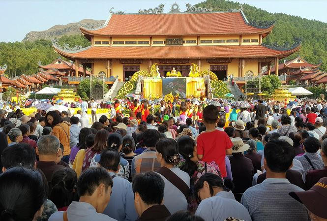 Chùa Ba Vàng bị cho là truyền bá “vong báo oán” thu tiền bất chính.
