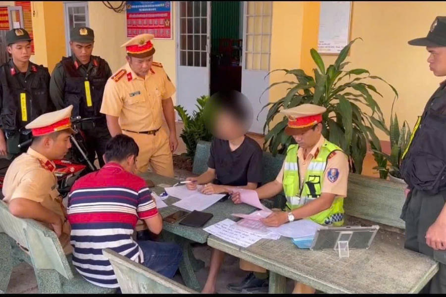 Lực lượng chức năng đang lập biên bản những người vi phạm.