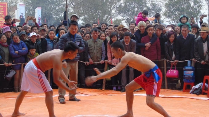 Hai đô vật sẵn sàng cho trận thi đấu.