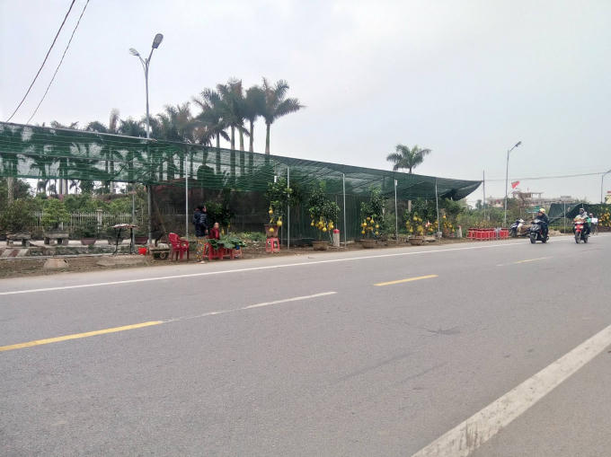 Những điểm bán hàng được người dân lập lên hai bên đường quốc lộ 21B.