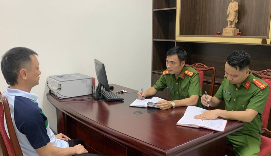 Đối tượng Nguyễn Văn Vi triệu tập làm việc tại Cơ quan điều tra. Ảnh: CACC