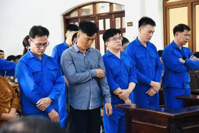 Các bị cáo tại phiên toà - ảnh NLĐ