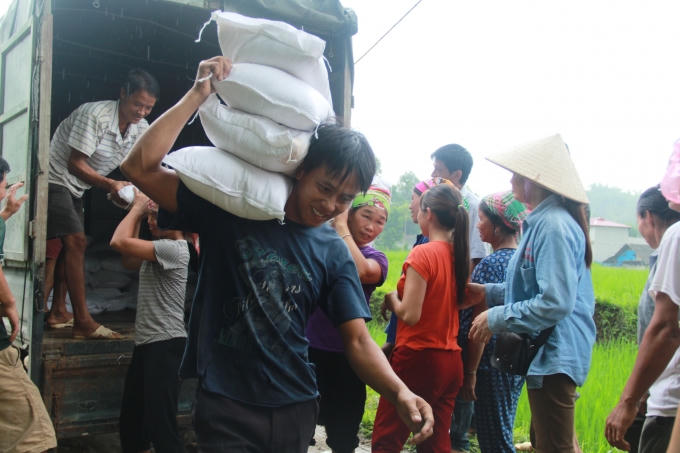 Những bao gạo, quần áo, mì chính, nước mắm, gia vị, mỳ tôm là sự chia sẻ của các nhà hảo tâm đến bà con.