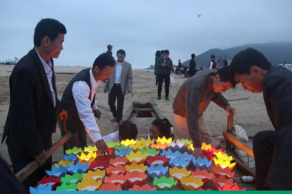 Chuẩn bị thả hoa đăng tưởng niệm các liệt sỹ hi sinh tại đảo Gạc Ma ngày 14 tháng 3 năm 1988.