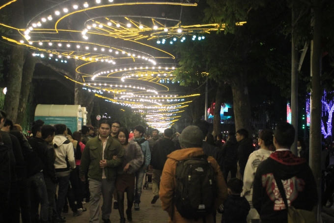 20h ngày 31/12, Bờ Hồ Hoàn Kiếm bắt đầu đông nghịt người.