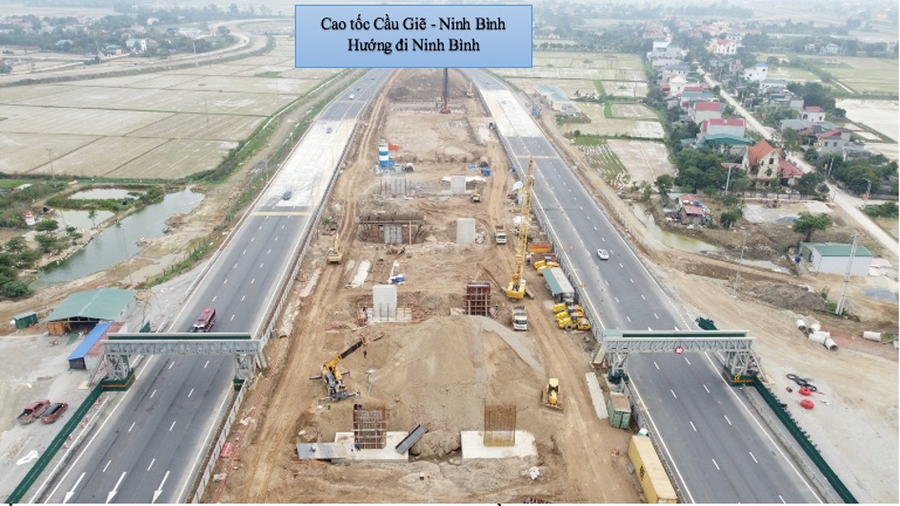 Tại nút giao Liêm Sơn do Công ty CP Tập đoàn đầu tư xây dựng Cường Thịnh Thi đã thi công xong phần mặt đường phạm vi 4 nhánh ra vào trạm thu phí, hiện đang thi công phần cầu vượt. (Ảnh: Trung Nghĩa)