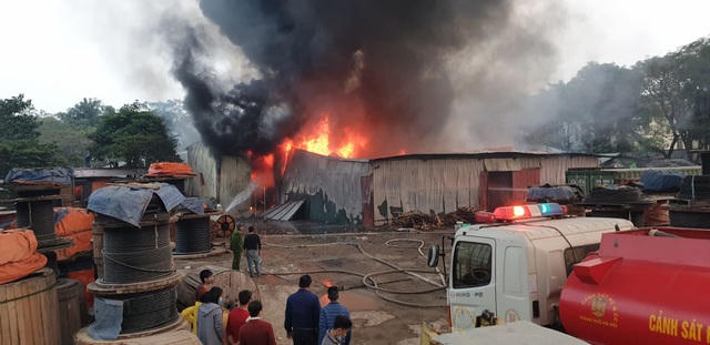 Hà Nội: Cháy chợ Xanh Linh Đàm, cột khói bốc cao hàng chục mét