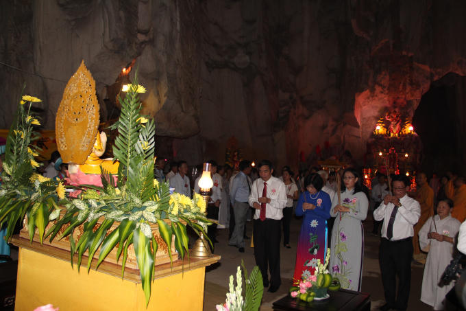 Lãnh đạo thành phố và quận Ngũ Hành Sơn thắp hương trong Lễ hội Vu lan báo hiếu - Ngũ Hành Sơn 2017 tại Động Âm phủ.