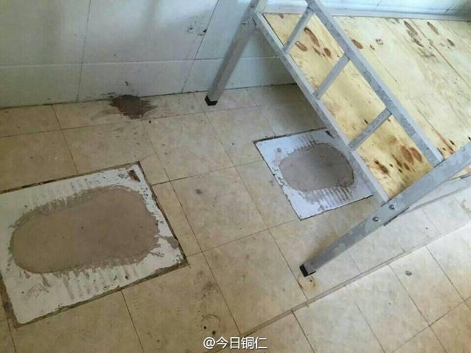 Bệ xí trong nhà vệ sinh được trát ximăng để tạo nền phẳng cho phòng ngủ giường tầng cho học sinh. (Nguồn: CCTV)
