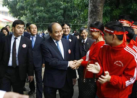 Phó Thủ tướng Nguyễn Xuân Phúc động viên các đội tình nguyện. Ảnh: Phapluatplus.