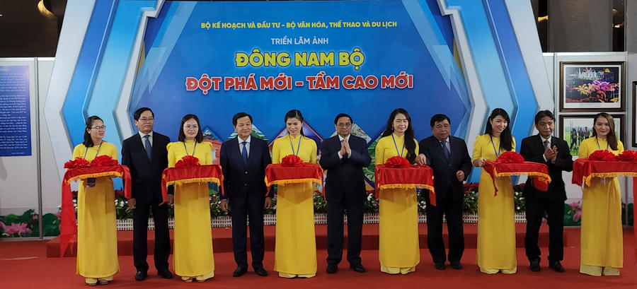 Thủ tướng Phạm Minh Chính cắt băng khánh thành triển lãm ảnh nghệ thuật Đông Nam Bộ đột phá mới - tầm cao mới.