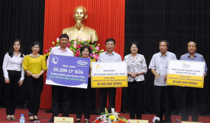 Bà Đặng Thị Ngọc Thịnh – Phó Chủ tịch nước, Bà Lê Tuyết Mai - Phó Giám Đốc Quỹ Bảo trợ Trẻ em Việt Nam và ông Nguyễn Hồng Tú – Trưởng bán hàng vùng Vinamilk trao bảng tượng trưng 55.200 ly sữa, tương đương 358.248.000 đồng cho trẻ em vùng lũ tỉnh Quảng Bình.