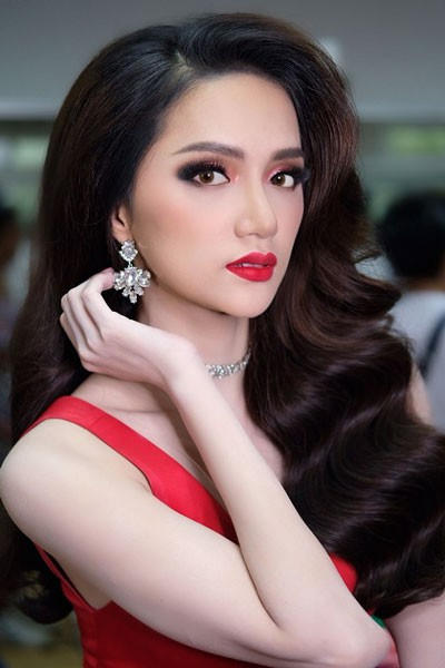Hình ảnh hậu trường trước giờ diễn ra trình diễn đêm chung kết của Hương Giang. Tranh thủ chia sẻ từ hậu trường, Hương Giang cho biết cô đã hoàn toàn sẵn sàng để "chinh chiến" trong trận cuối của Hoa hậu Chuyển giới Quốc tế 2018 dù kết quả cuối cùng có thế nào. Hương Giang cũng gửi lời cảm ơn đến tất cả mọi người và rất mong tiếp tục nhận được sự ủng hộ của mọi người.
