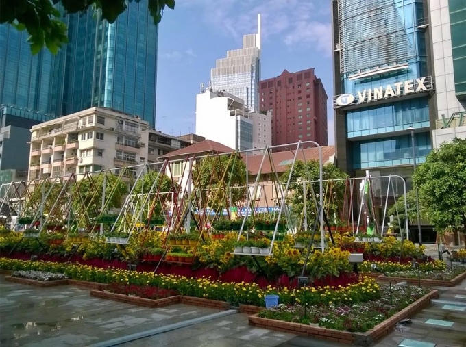 Đường hoa kéo dài từ đường Lê Thánh Tôn tới đường Tôn Đức Thắng. Trong đó, đoạn đường từ giao lộ Lê Lợi – Nguyễn Huệ