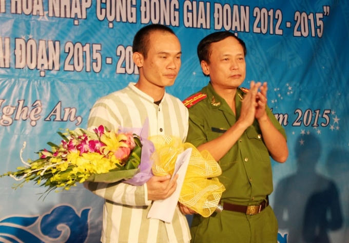 Duyệt nhận hoa động vi&ecirc;n của Ban gi&aacute;m thị Trại giam số 6 sau khi bức thư được đọc trước h&agrave;ng trăm phạm nh&acirc;n đang thụ &aacute;n ở đ&acirc;y.