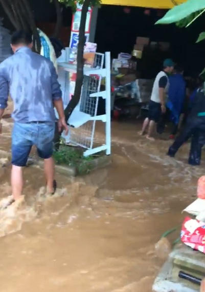 Kho hàng tạp hóa bị nước lũ cuốn trôi. (Ảnh cắt từ clip)