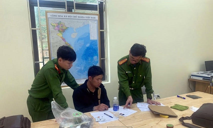 Công an xã Bộc Bố thực hiện các thủ tục bàn giao đối tượng cho Công an tỉnh Hà Giang. (Ảnh: Công an Bắc Kạn).