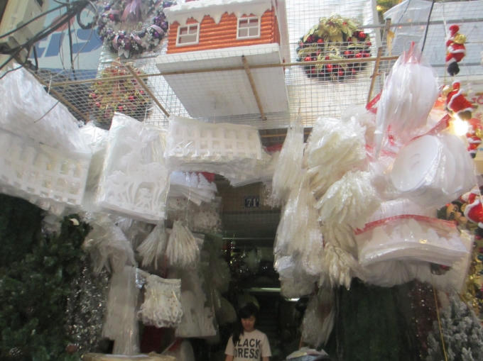 Lung linh sắc màu Noel trên phố Hàng Mã