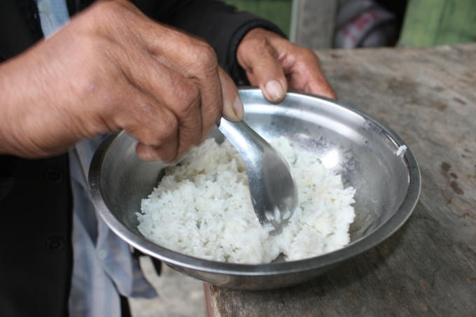 Bát cơm ấy không chỉ trộn thuốc ngủ mà trộn cả giọt nước mắt của người cha già.