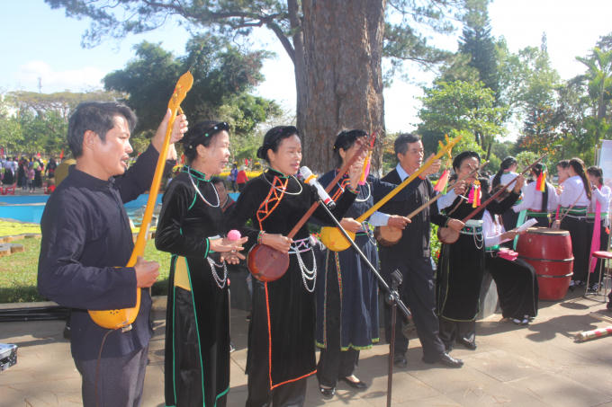 Một tiết mục biểu diễn đàn Tính của thanh niên dân tộc Tày.