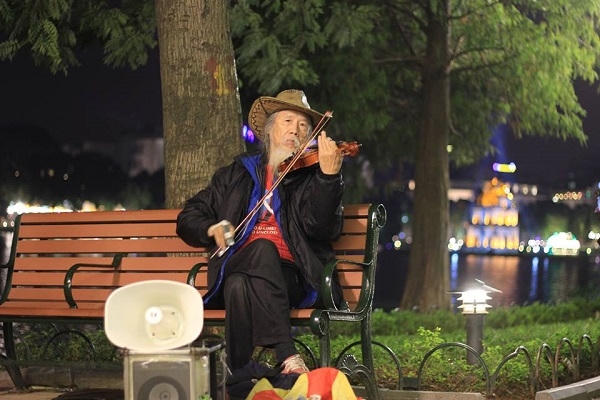 Đây là một nghệ sĩ đường phố. Ông được đã từng kéo đàn violon bài "hồn tử sĩ" trong lễ tang Đại tướng Võ Nguyên Giáp. Ẩnh: Như Trường.