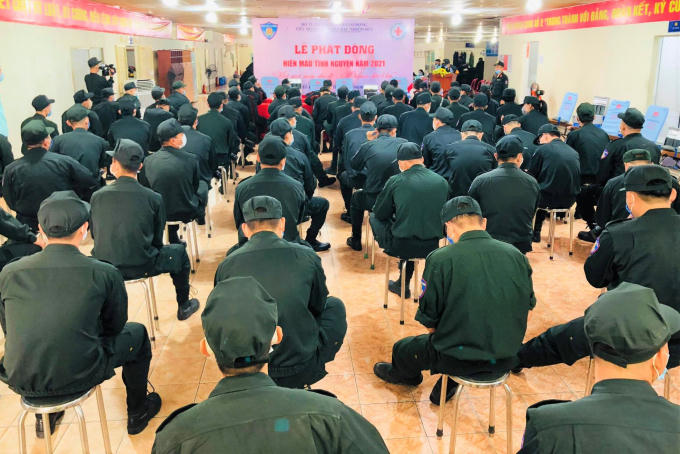 canh sat co dong hien mau