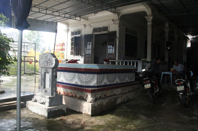 Một ngôi mộ nằm ngay trong sân nhà ông Lê Văn Phúc.