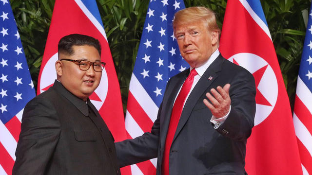 Tổng thống Donald Trump và nhà lãnh đạo Kim Jong-ung gặp nhau tại Singapore (Ảnh: Reuters)