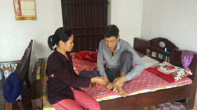 Sau khi mắc căn bênh ung thư thực quản, anh Quang trở nên gày gò ốm yếu không thể làm được việc gì.