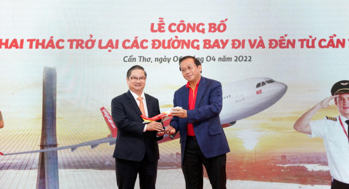 Phó Tổng giám đốc Vietjet Đỗ Xuân Quang và Chủ tịch UBND TP. Cần Thơ Trần Việt Trường (bên trái) tại buổi lễ.