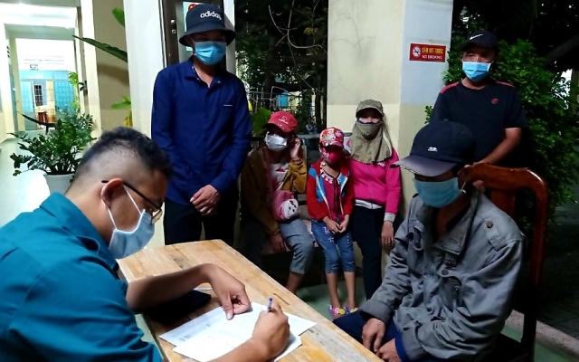 Một gia đình đi bộ 3 ngày đêm từ Đồng Nai về Tây Ninh