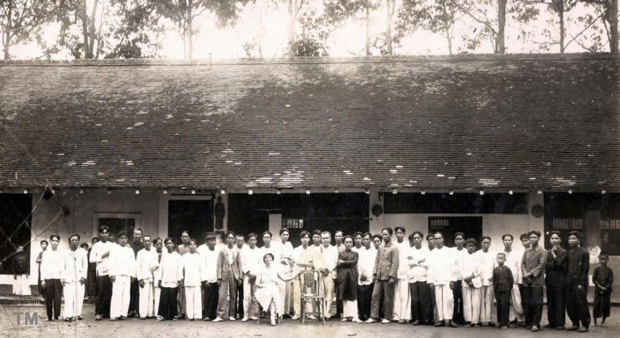 Thầy cô và học sinh Trường Dạy nghề Biên Hoà những năm 1930 (nguồn: Nguyễn Minh Anh sưu tầm).