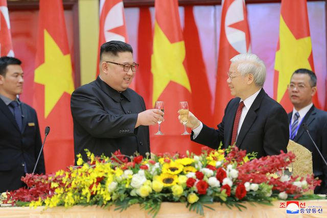 Tối 1/3, Tổng Bí thư, Chủ tịch nước Nguyễn Phú Trọng chủ trì tiệc chiêu đãi chào mừng Chủ tịch Triều Tiên Kim Jong-un thăm hữu nghị chính thức Việt Nam.